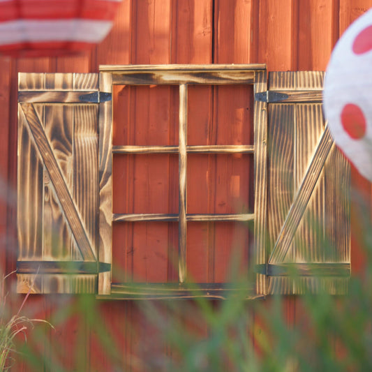 Fenster mit Sprossen mit Fensterläden Holz geflammt