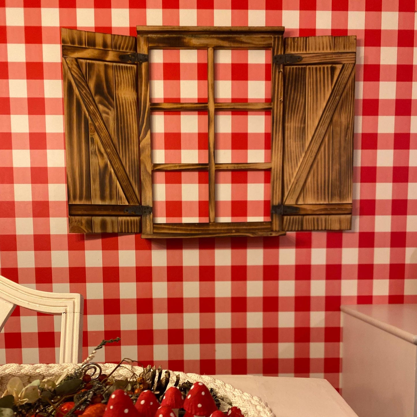 Fenster mit Sprossen mit Fensterläden Holz geflammt