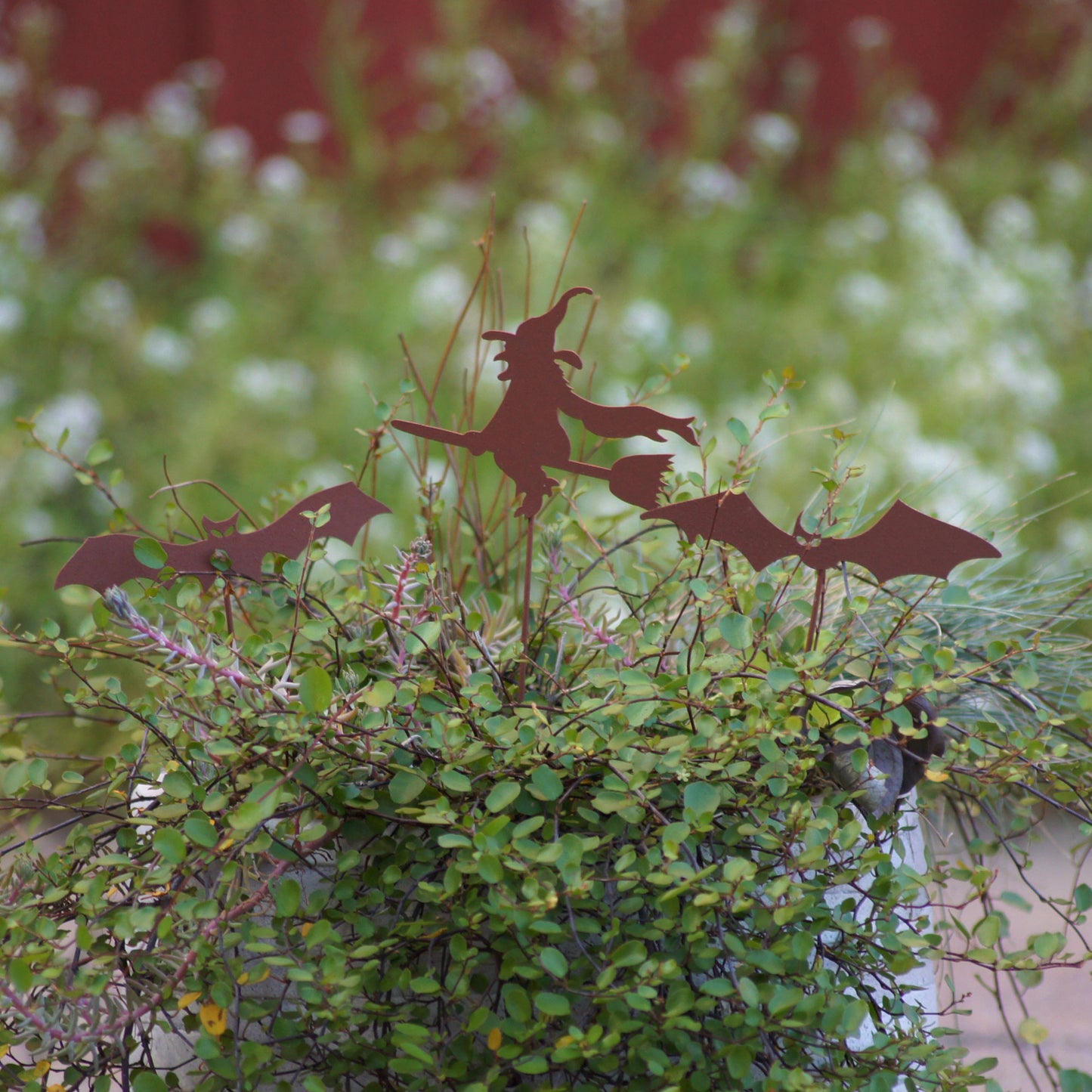 Gartenstecker Hexe auf Besen und zwei Fledermäuse 3er Set