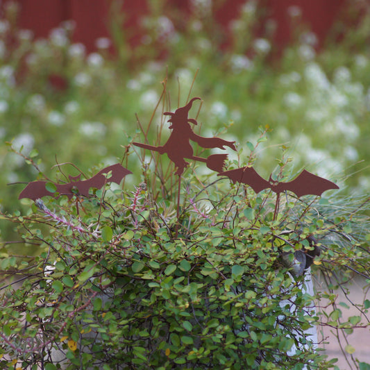 Gartenstecker Hexe auf Besen und zwei Fledermäuse 3er Set