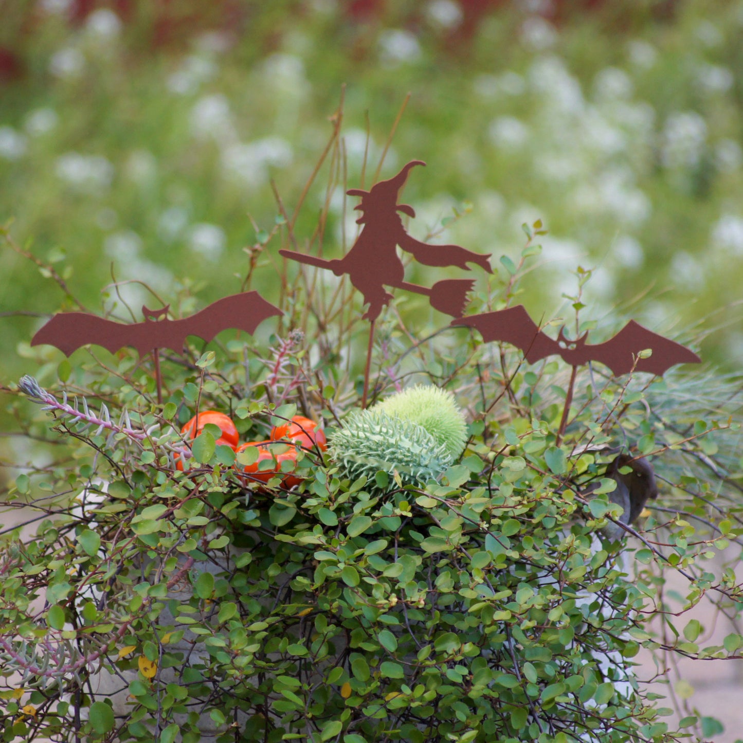 Gartenstecker Hexe auf Besen und zwei Fledermäuse 3er Set