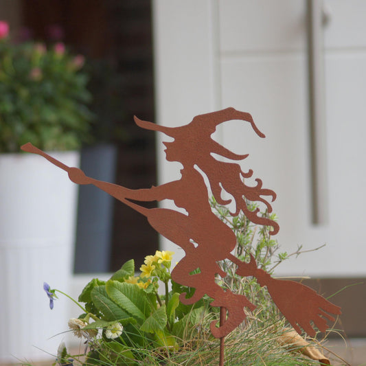 Gartenstecker Hexe auf fliegenden Besen