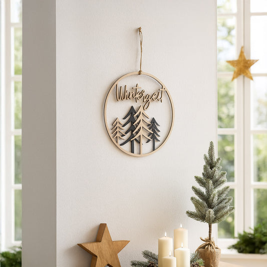 Aufhänger "Winterzeit" mit Tannenbäumen in schwarz