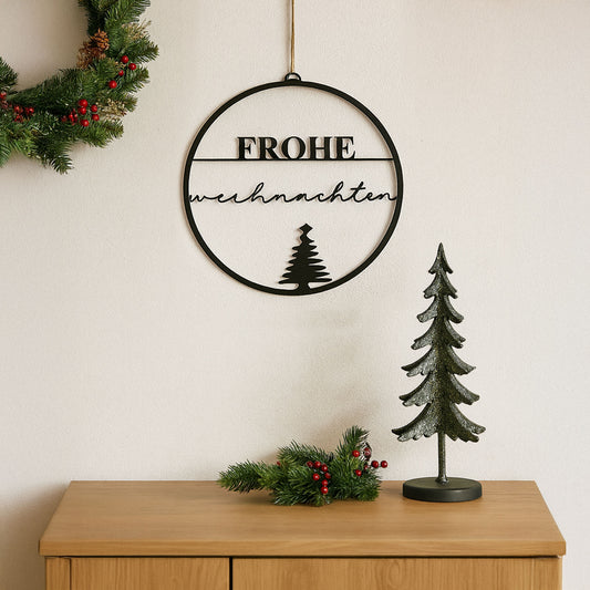 Aufhänger "Frohe Weihnachten" mit Tannenbäumen in schwarz