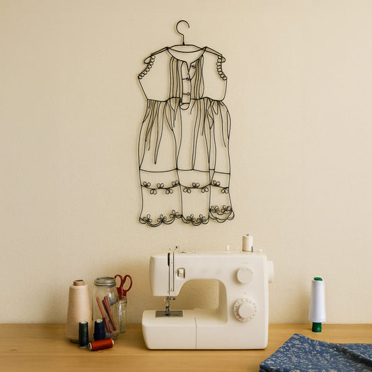 Metallkunst Kleid zum hängen in schwarz