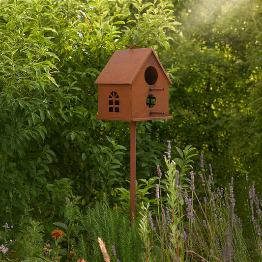 Vogelhaus mit Stab in rost