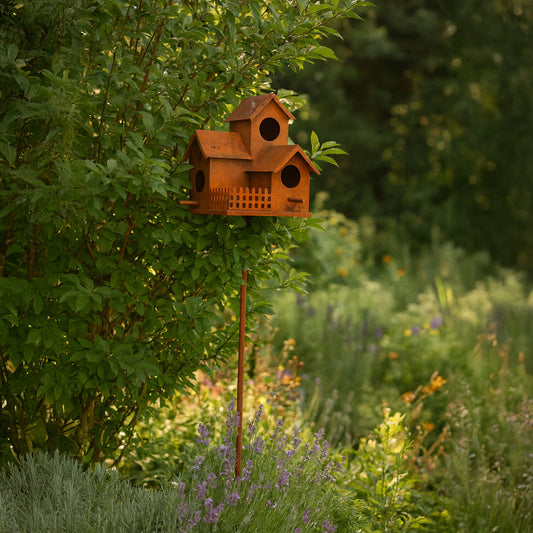 Vogelhaus mit Stab in rost