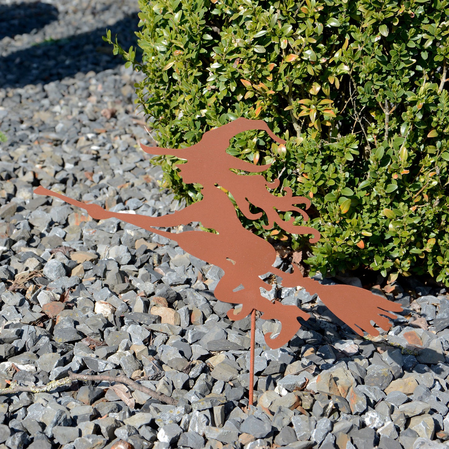 Gartenstecker Hexe auf fliegenden Besen