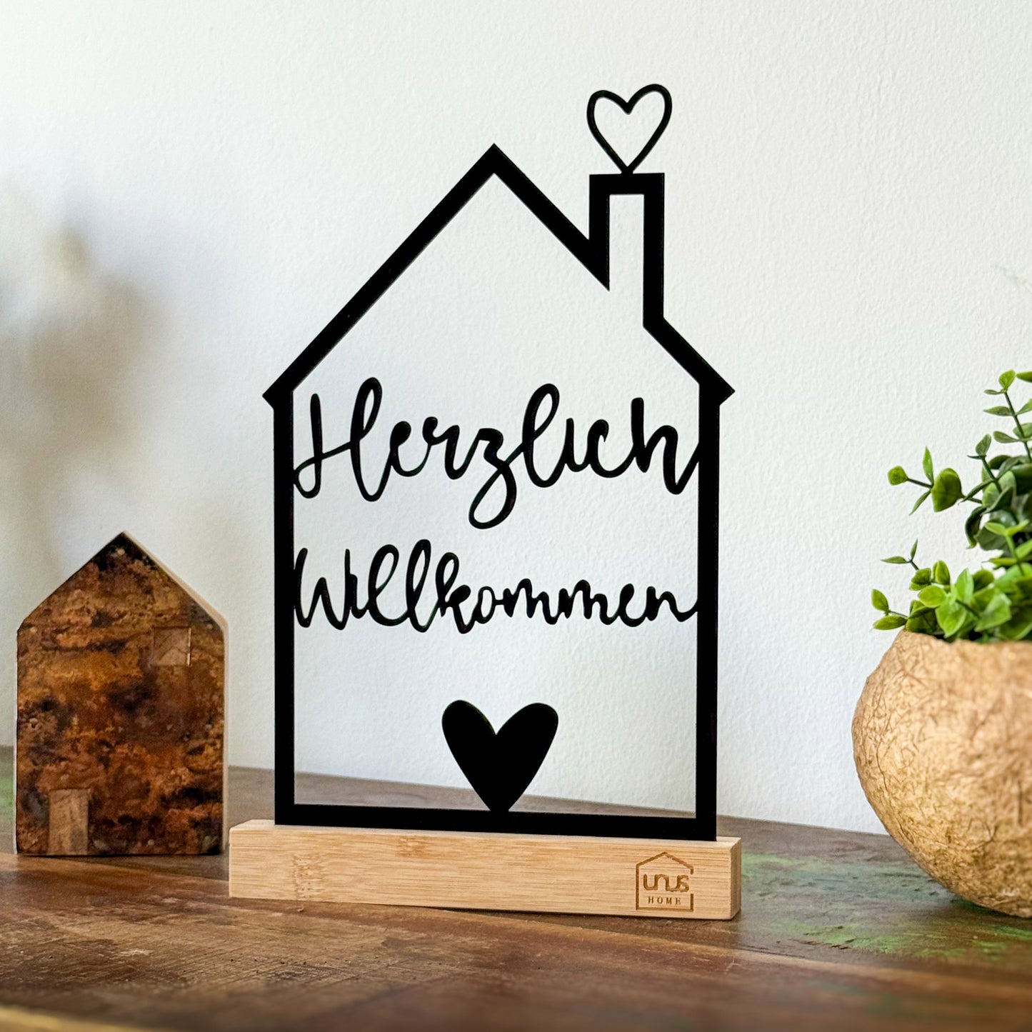 Aufsteller "Herzlich Willkommen" mit Unus Logo in weiß oder schwarz