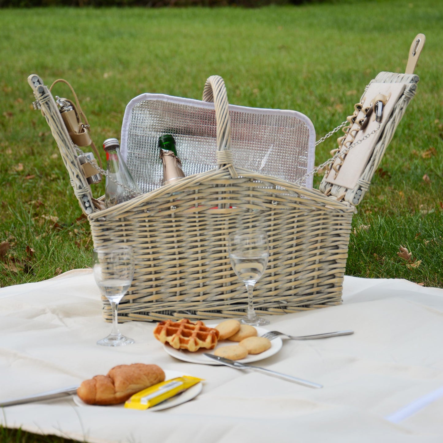 Picknickkorb mit Decke m Bügel u Inhalt für 2 Pers. grey white washed
