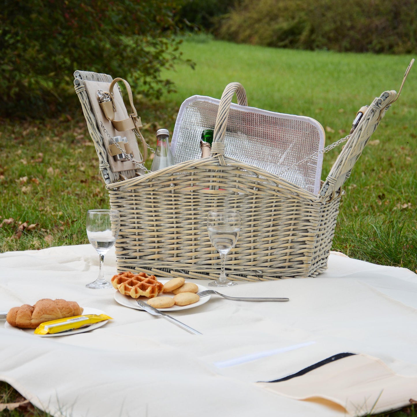 Picknickkorb mit Decke m Bügel u Inhalt für 2 Pers. grey white washed
