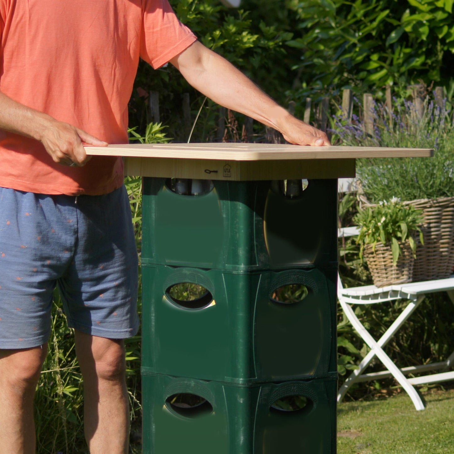 Bierkasten-Tischaufsatz für einen Stehtisch aus Holz