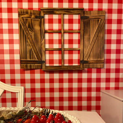 Fenster mit Sprossen mit Fensterläden Holz geflammt