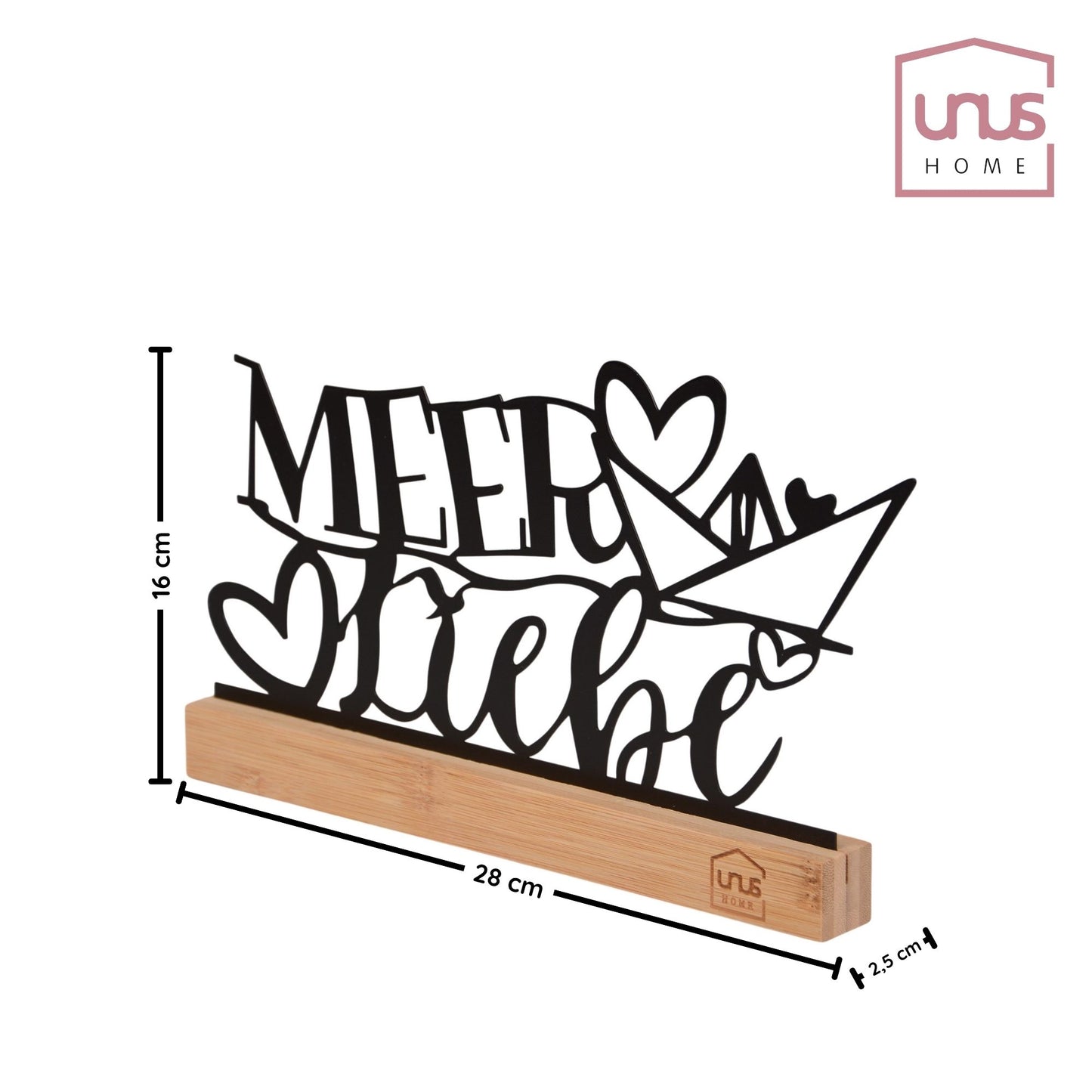 Produktabbildung mit Maßangaben: Der schwarze Deko-Aufsteller mit dem Schriftzug „Meer Liebe“ misst 28 cm in der Breite, 16 cm in der Höhe und steht auf einem 2,5 cm tiefen Holzsockel mit UNUS-Logo.