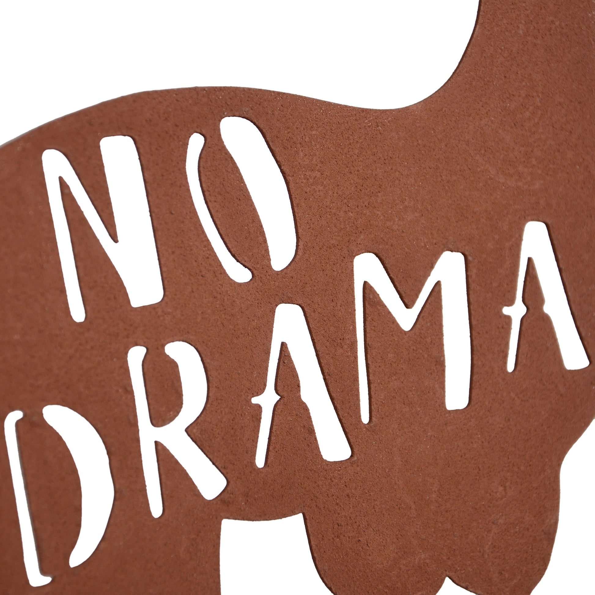 Nahaufnahme eines rostfarbenen Gartensteckers mit ausgestanztem Schriftzug „No Drama“ auf der Körperfläche eines stilisierten Alpakas.