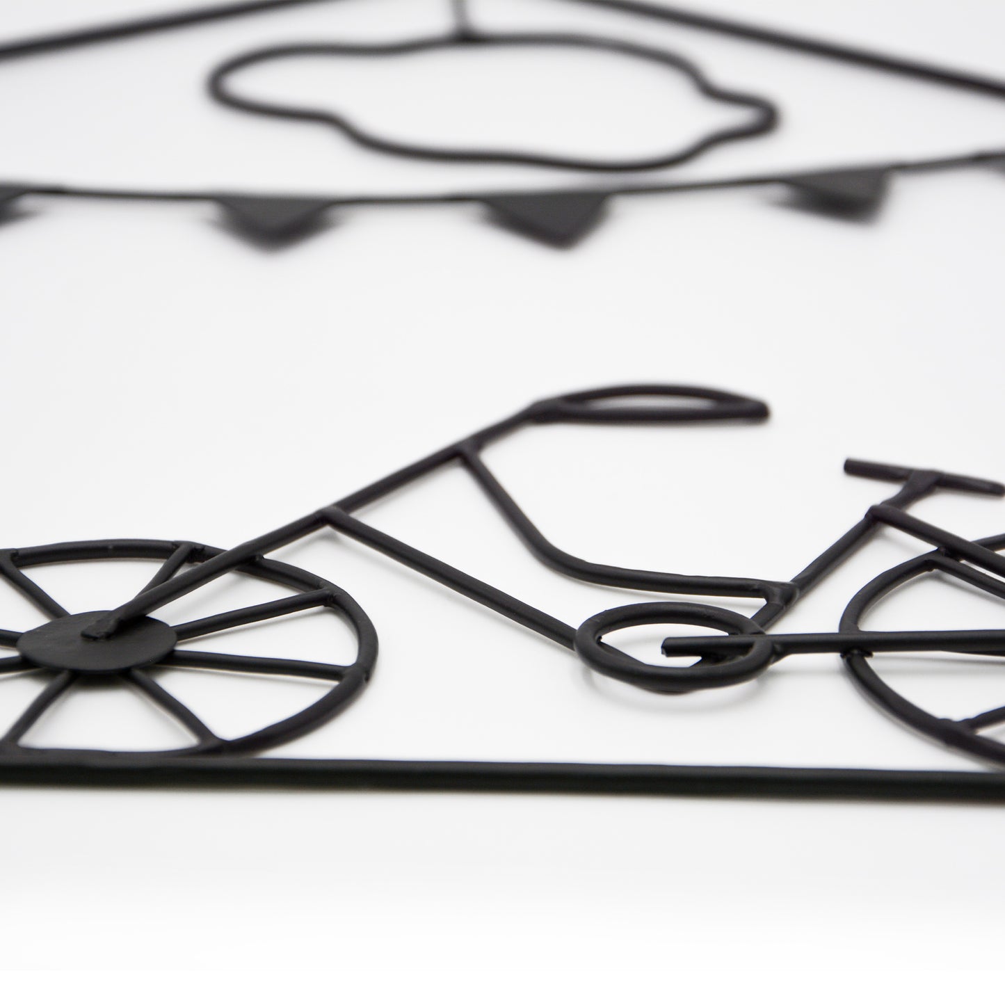 Metallkunst Fahrrad mit Girlande und Wolke schwarz