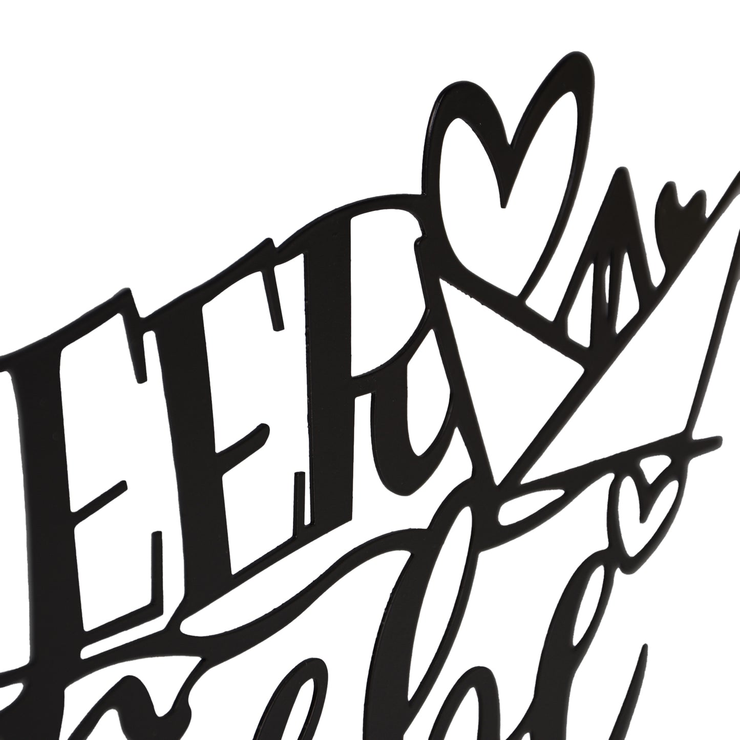 Detailansicht des schwarzen Metall-Schriftzugs „Meer Liebe“ mit Herz und Papierboot, Teil eines Deko-Aufstellers auf Holzsockel.