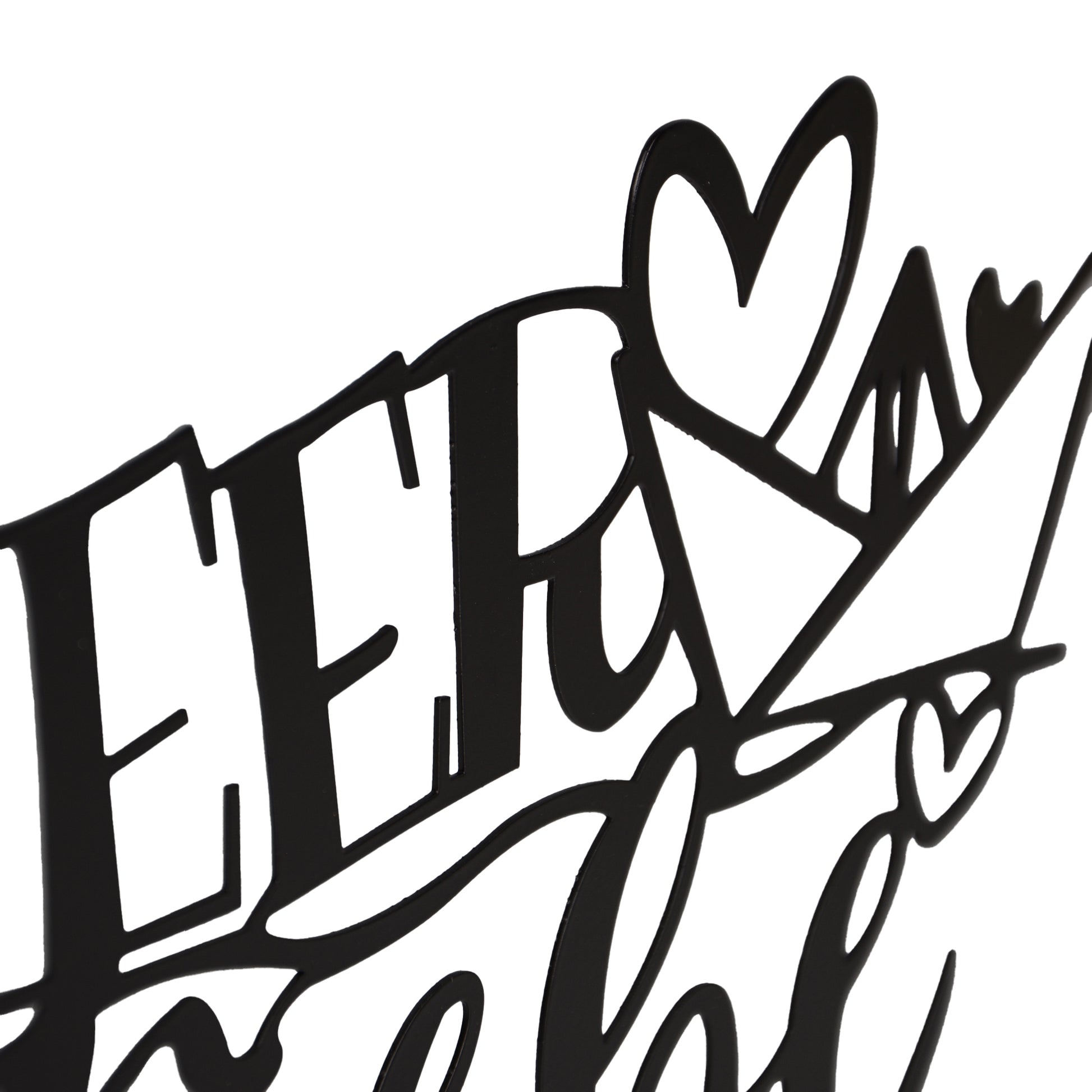 Detailansicht des schwarzen Metall-Schriftzugs „Meer Liebe“ mit Herz und Papierboot, Teil eines Deko-Aufstellers auf Holzsockel.