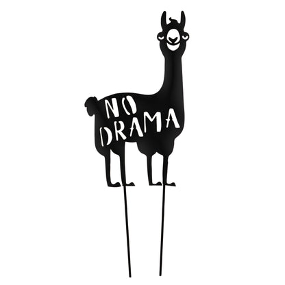 Gartenstecker in schwarzer Alpakaform mit ausgestanztem Schriftzug „No Drama“, ideal als humorvolle Dekoration für Beete oder Pflanzgefäße.