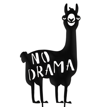 Schwarzer Gartenstecker in Form eines fröhlichen Alpakas mit ausgestanztem Schriftzug „No Drama“, ideal zur humorvollen Gartendekoration.