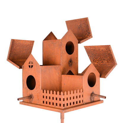 Vogelhaus mit Stab in rost