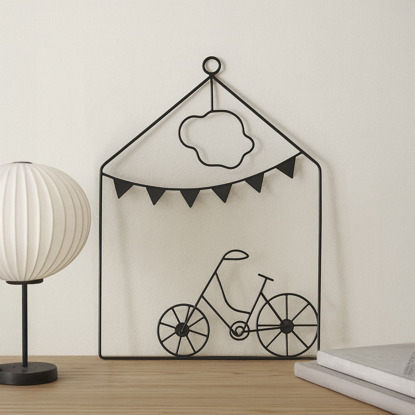 Metallkunst Fahrrad mit Girlande und Wolke schwarz