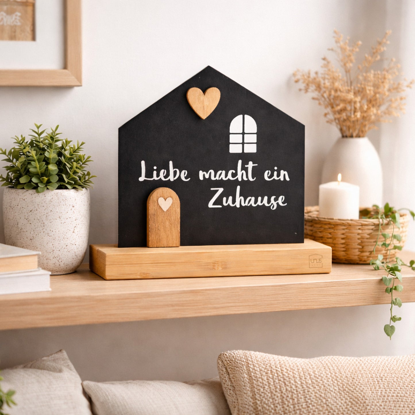 Aufsteller Haus mit Text "Liebe macht ein Zuhause"
