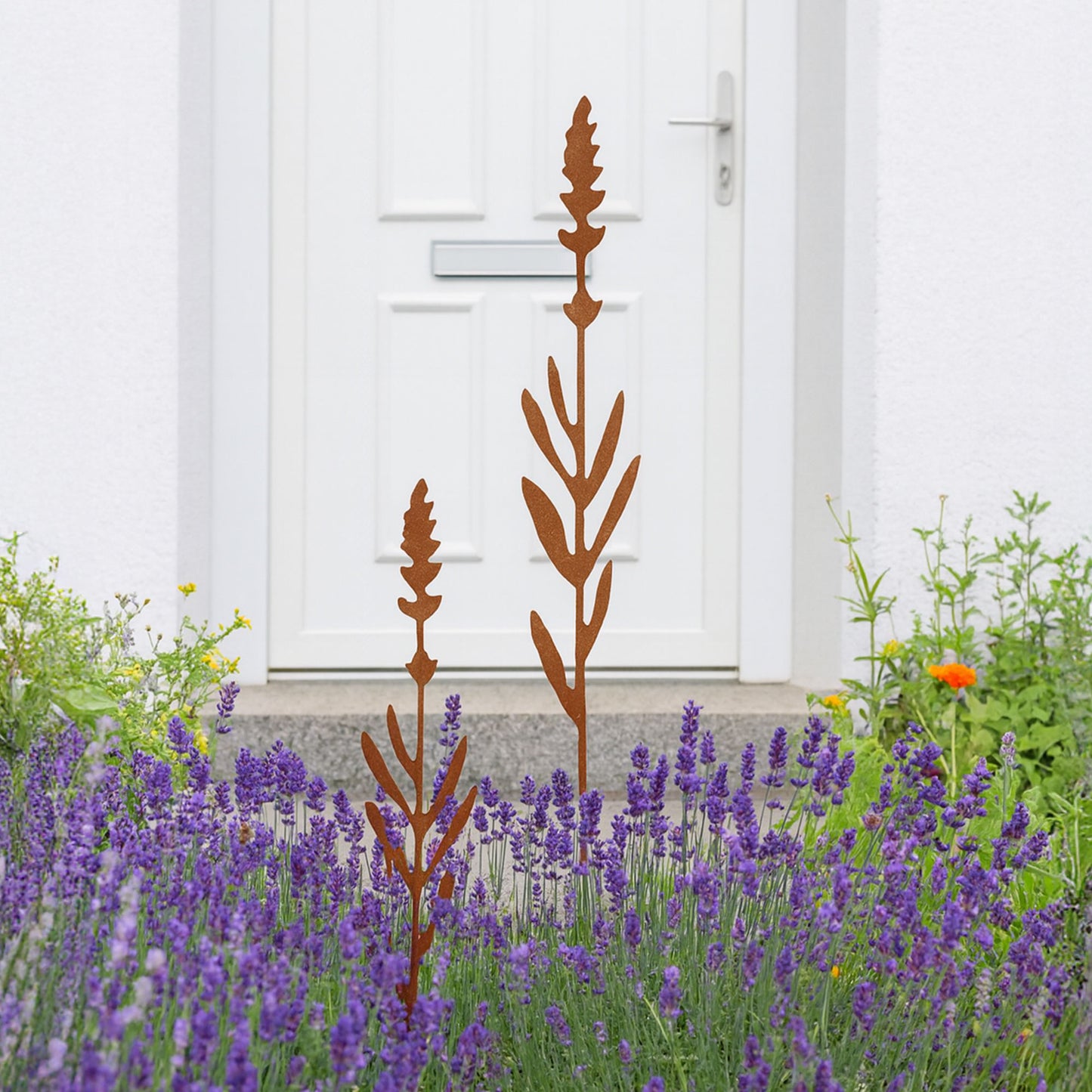 Gartenstecker Blüte mit Knospen in rost