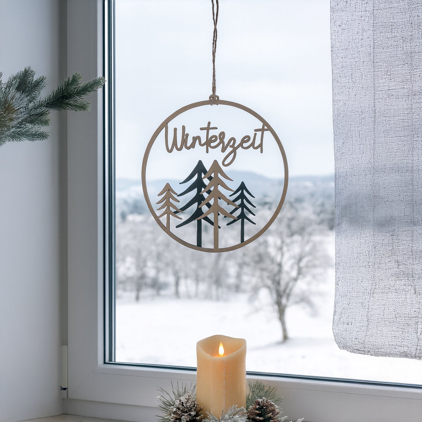 Aufhänger "Winterzeit" mit Tannenbäumen in schwarz