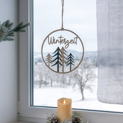 Aufhänger "Winterzeit" mit Tannenbäumen in schwarz