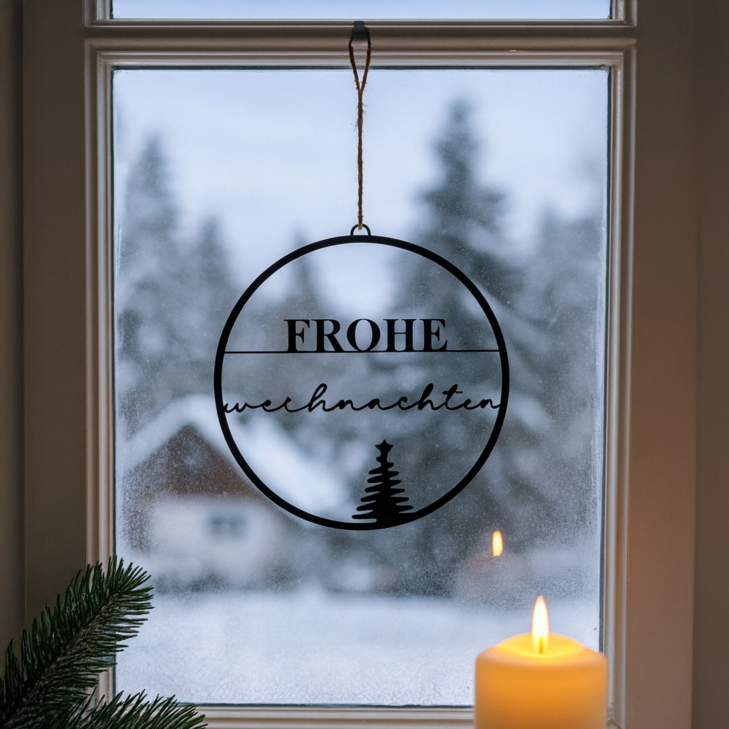 Aufhänger "Frohe Weihnachten" mit Tannenbäumen in schwarz
