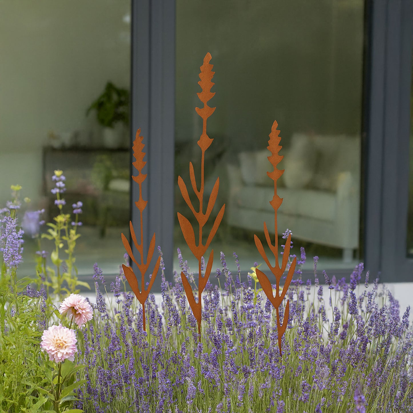 Gartenstecker Blüte mit Knospen in rost
