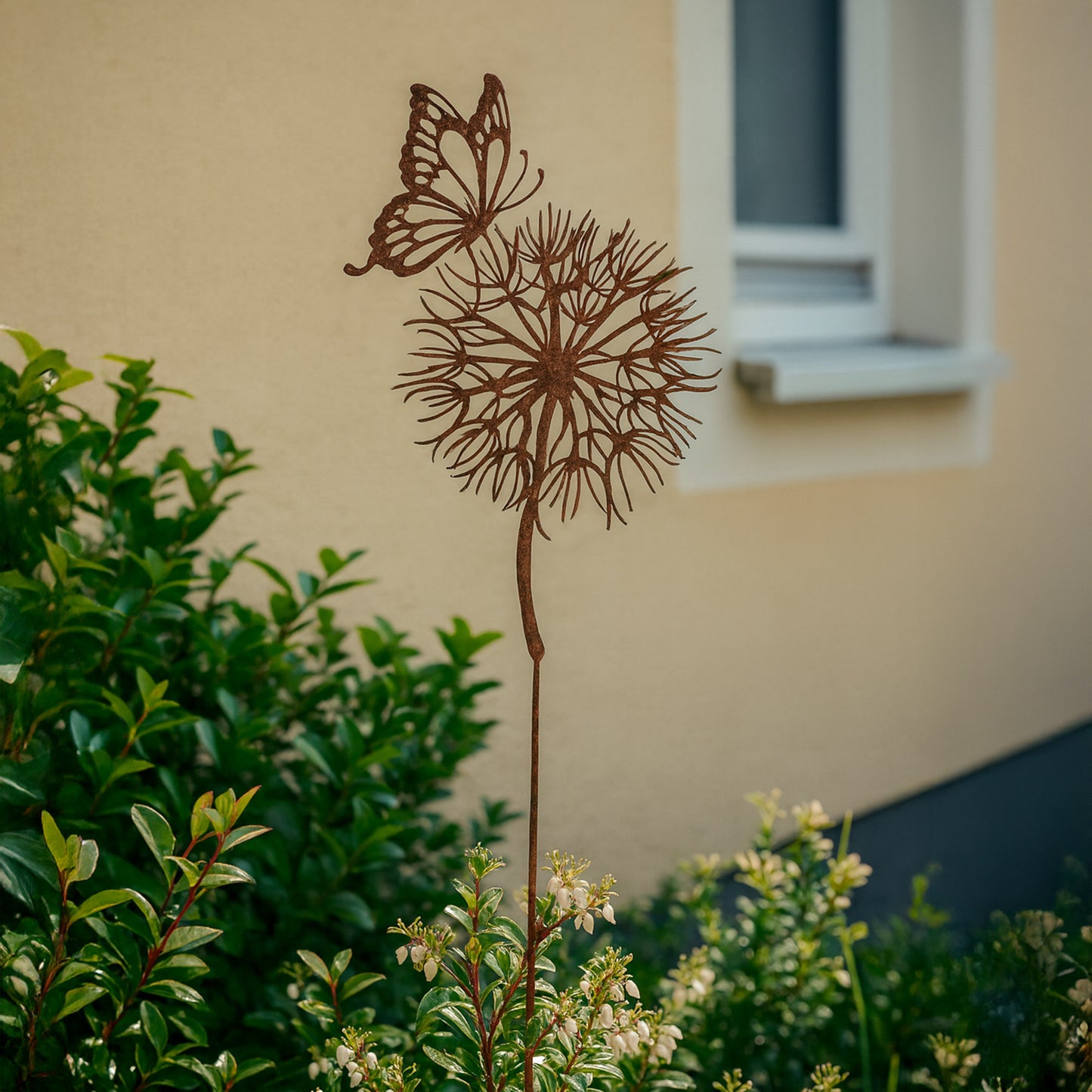 Gartenstecker Pusteblume mit Schmetterling in rost