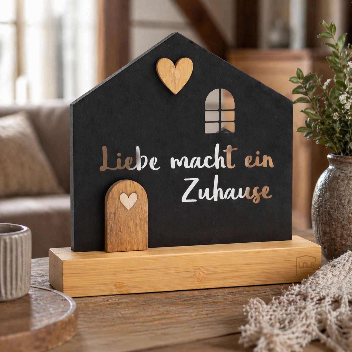 Aufsteller Haus mit Text "Liebe macht ein Zuhause"