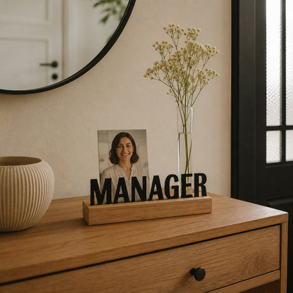 Organizer Schreibtisch aus Holz mit Kartenhalter und 3x Stiftlöchern mit Text "Manager"