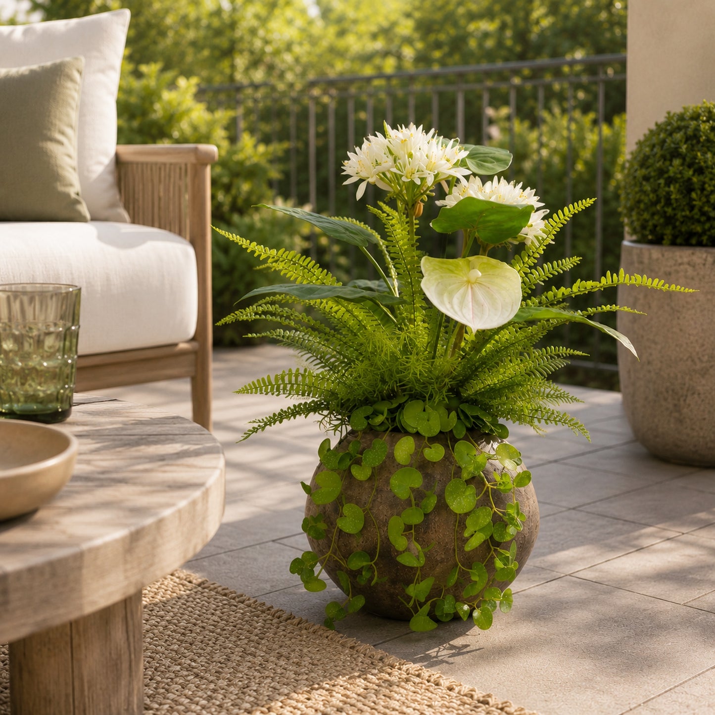 Kunstpflanze Weiß Grün mit Vase Efeu Farn künstliches Blumengesteck 67 cm