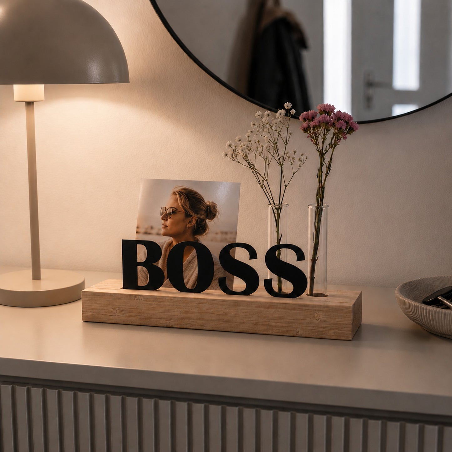Organizer aus Holz mit Kartenhalter und 3x Stiftlöchern mit Text "Boss"