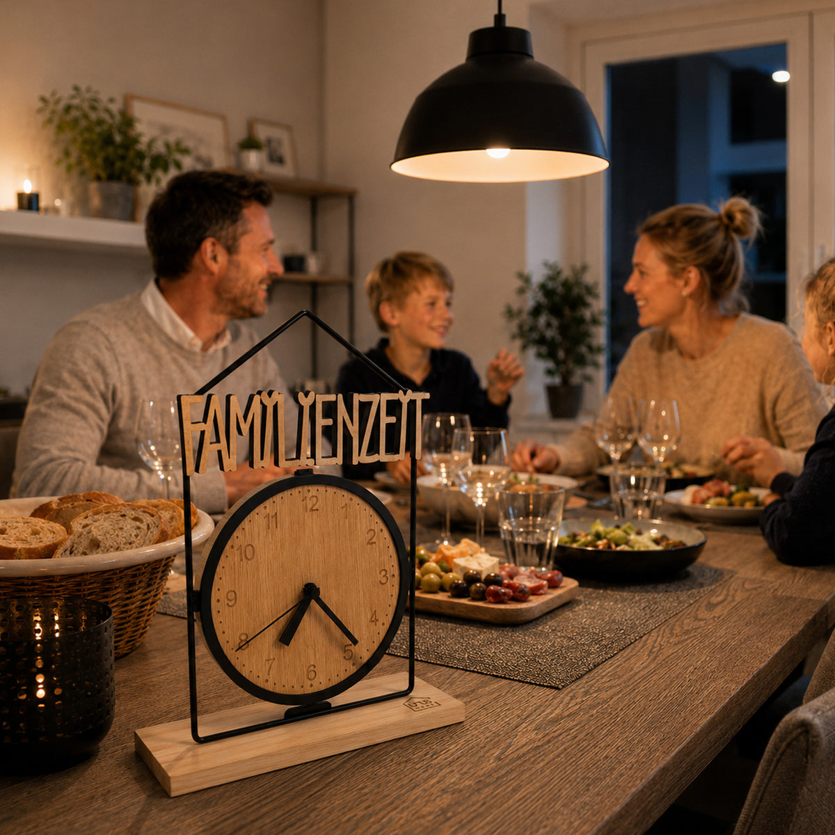 Tischuhr Titus aus Bambus geflämmt "Familien Zeit"